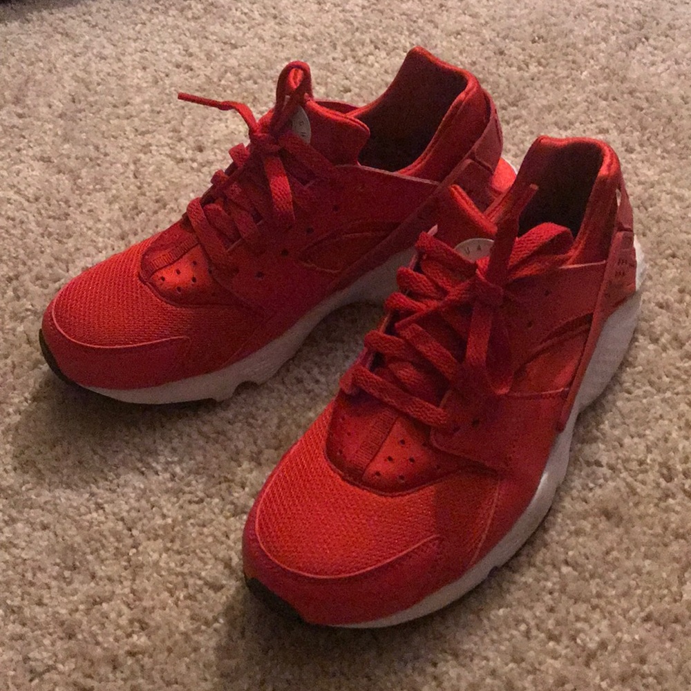 EUC Nike Huarache 7y in great condition.